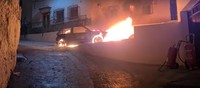 Los servicios operativos, el alcalde y vecinos de Canillas de Albaida sofocan un fuego que afectó a varias viviendas